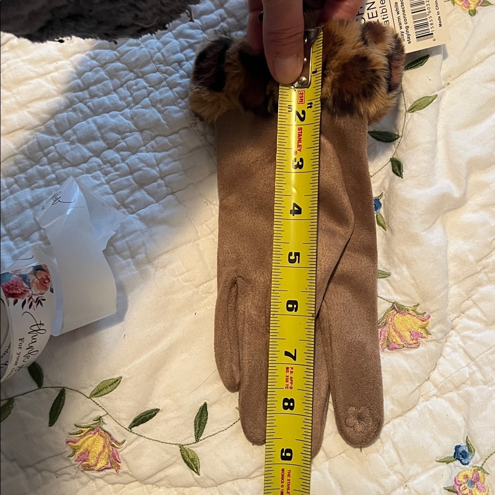 NWT Elegant Tan Gloves with Leopard Print Trim - Picture 4 of 4